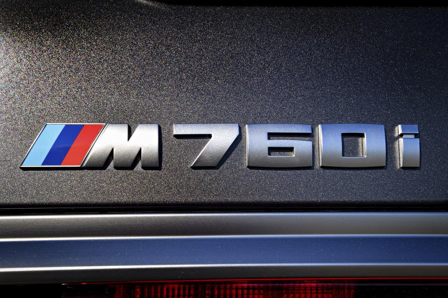 Логотип BMW M760i xDrive 2017 года  (NA) (фото 144 из 154)